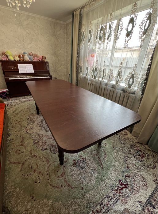 Стол для зала или гостинной