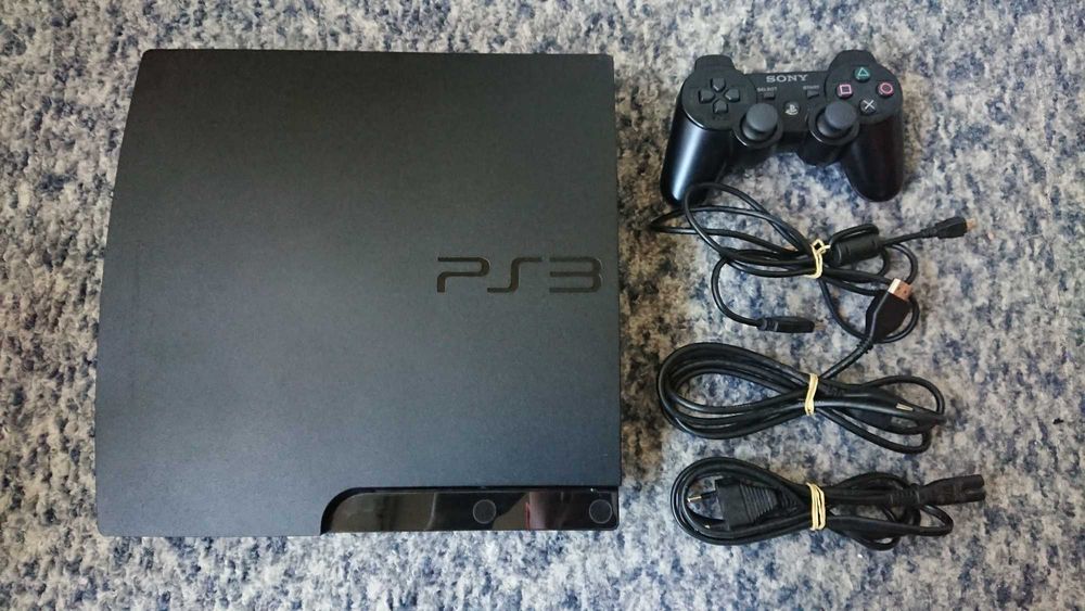 Конзола Sony PS3 Cech 3004A 320GB с джойстик кабели и 8 игри