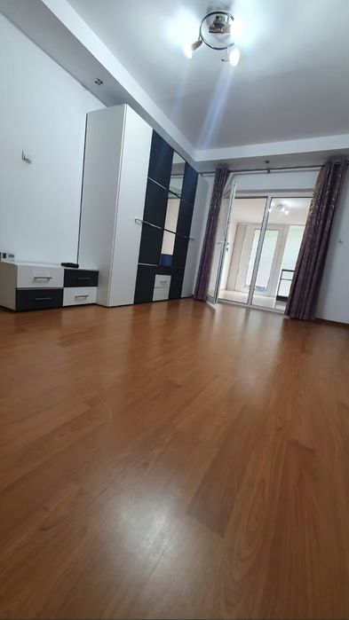 Închiriez apartament cu 4 camere