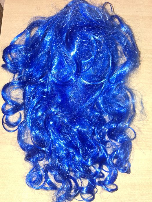 Нежна перука в синьо