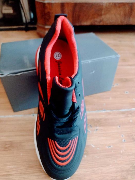 Vând o pereche de adidas 37