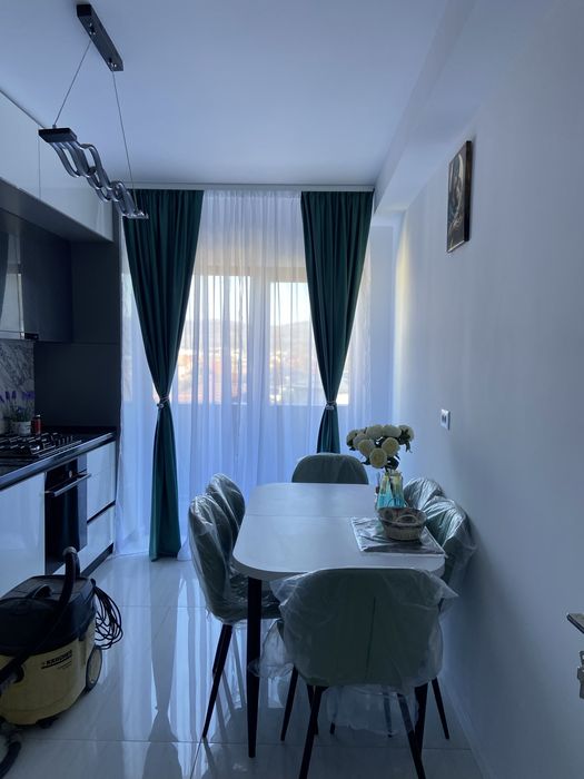 Inchiriez apartament 3 camere in bloc nou