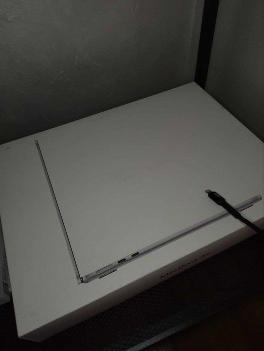 MacBook Air M4 16/256GB Silver Обмена нет.