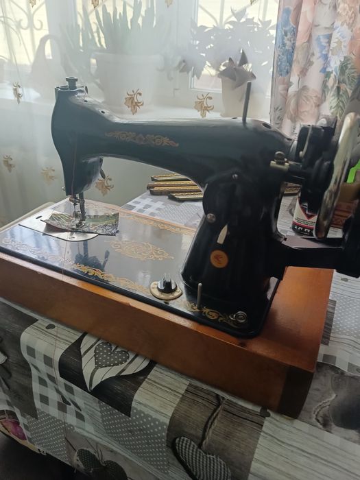 Продам машинку швейную