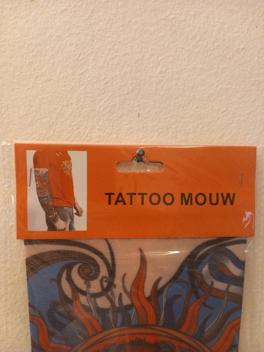 Два ръкава с татиуровки