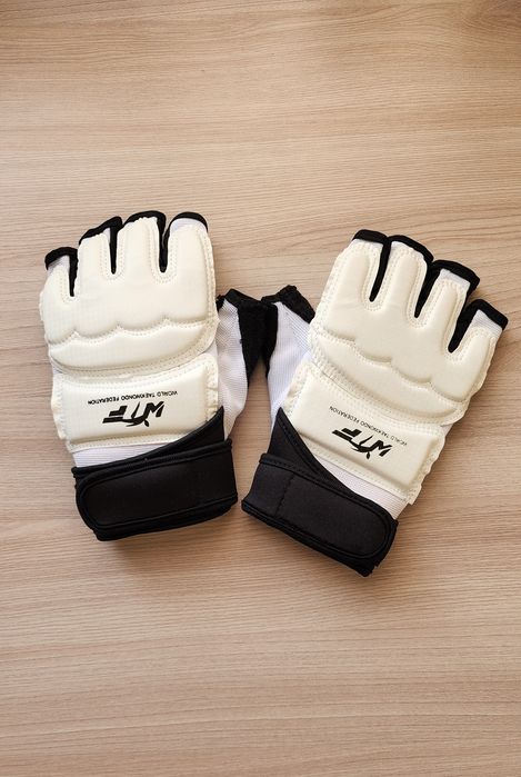 Спортивные перчатки для карате,тхэквандо ,мма.
