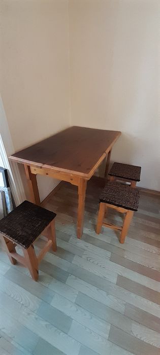 Кухонный стол и три табурета