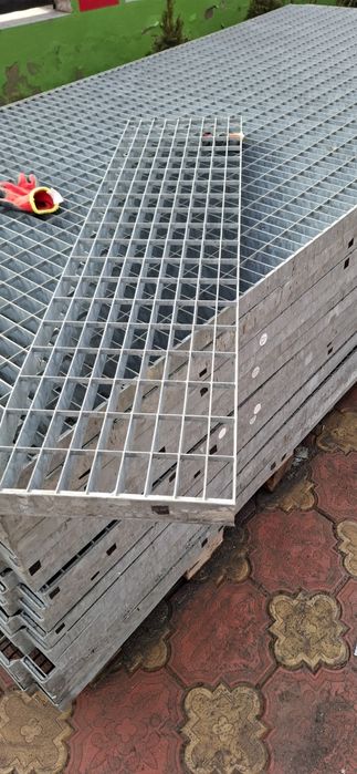 Trepte si gratare zincate