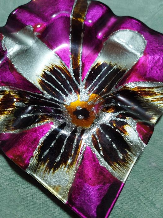 Scrumiera patrata din sticla cu floare violet! Noua fara eticheta!15cm