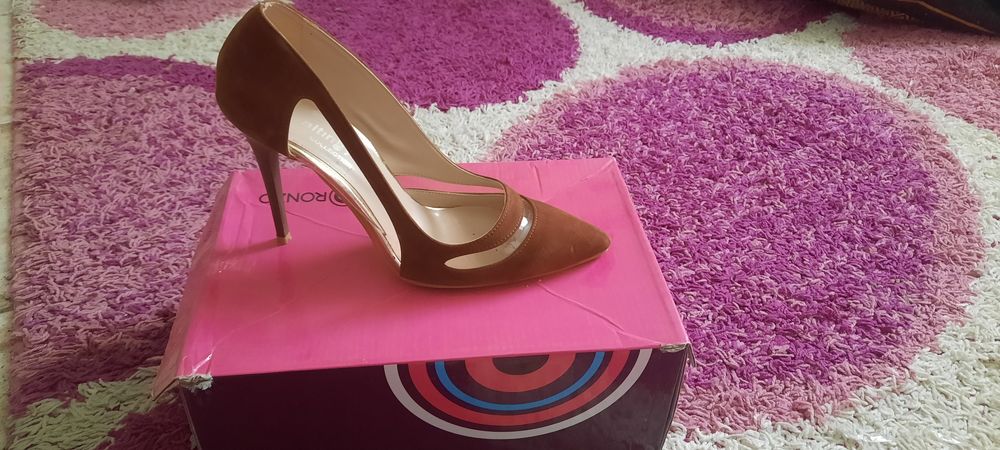 Әйел адамға туфли сатылады.