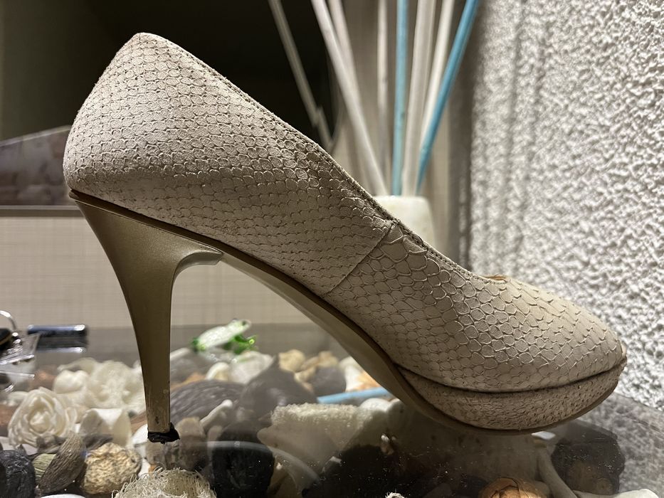 Бежови обувки на висок ток от естествена кожа