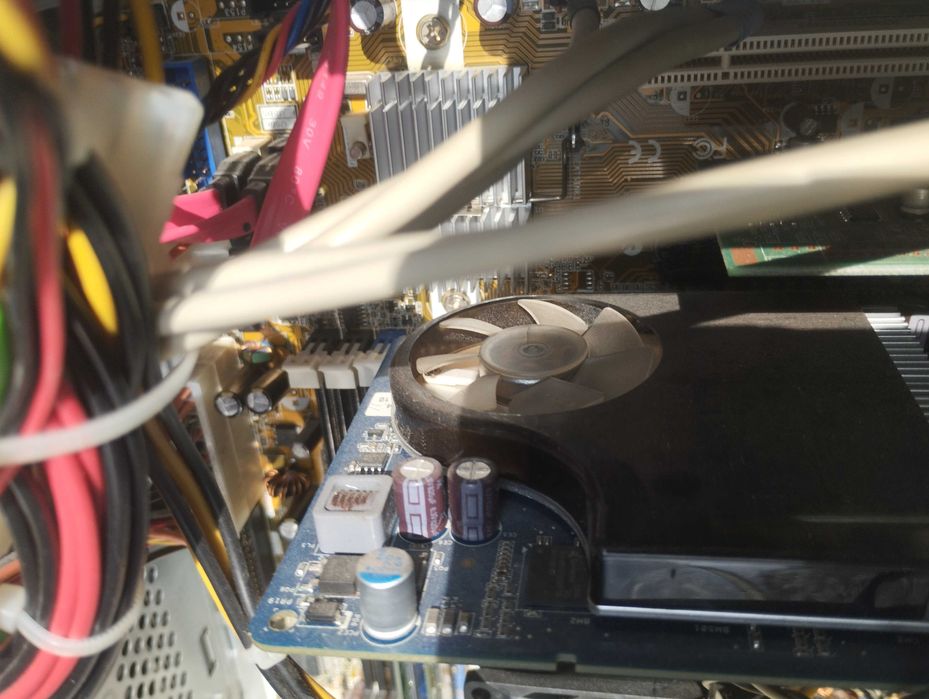 лаптопи и два настолни компютъра