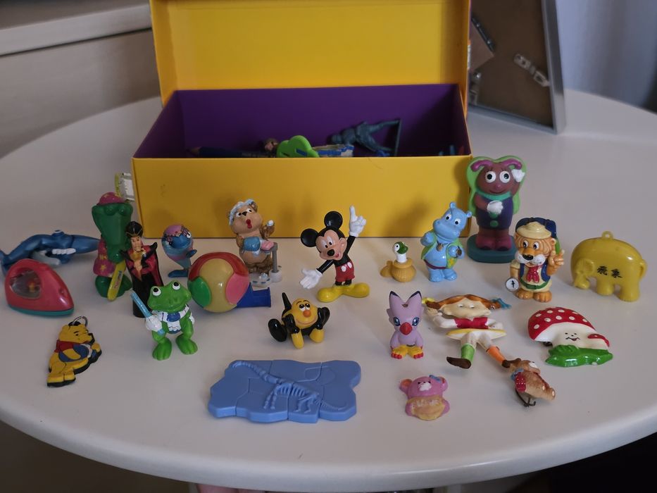 Колекционерски стари играчки и значки