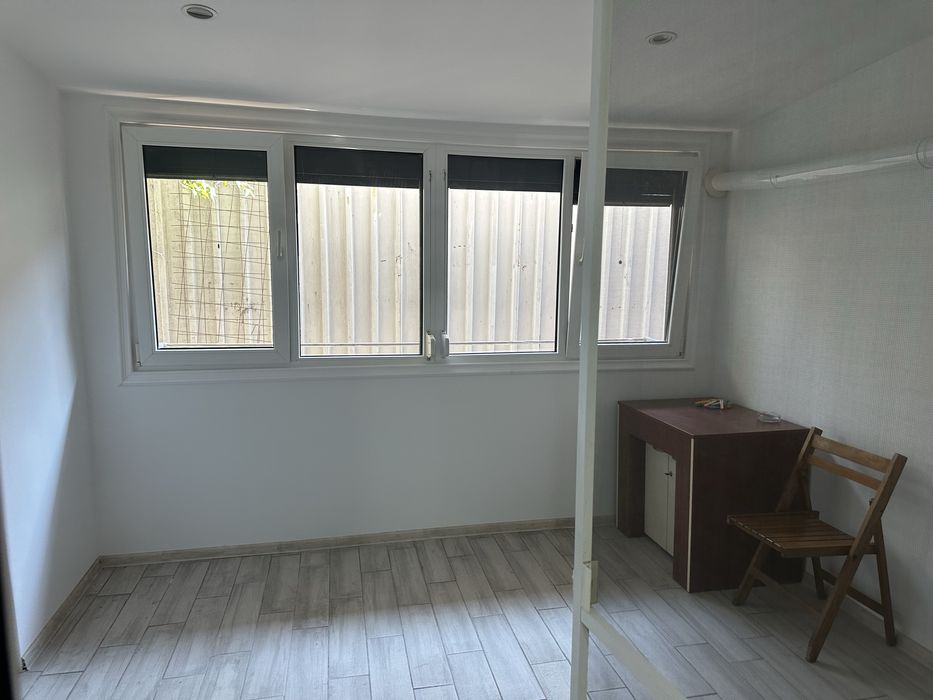 Închiriez garsonieră în Buzău Cartier Posta . Sunt 2 camere plus baie , bucatarie si centrala termica
