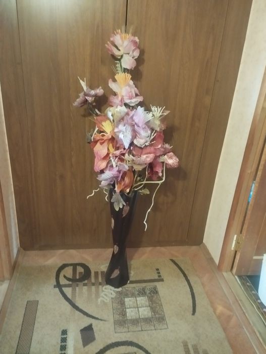 Продаётся ваза с искусственными цветами