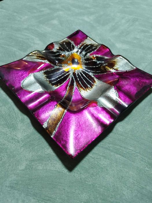 Scrumiera patrata din sticla cu floare violet! Noua fara eticheta!15cm