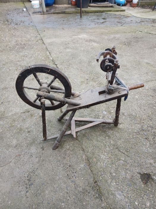 Vând razboi de țesut , sucală , mașină de tors sau de răsucit