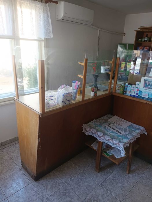 Работни маси за малка аптека