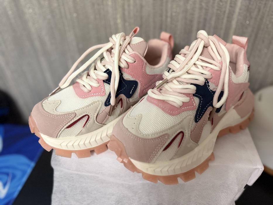 Кроссовки женские