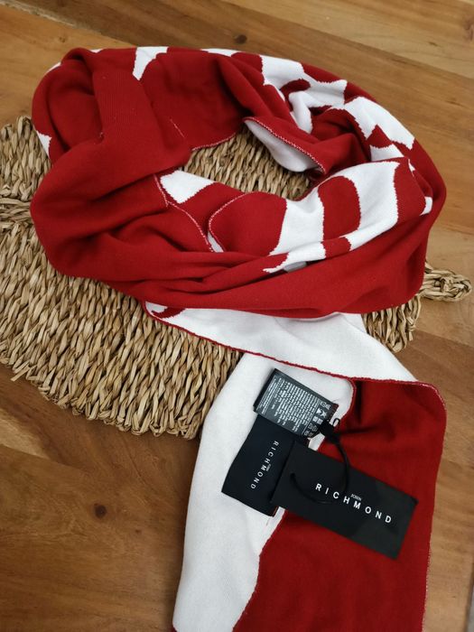 Шал John Richmond, шапка Coach