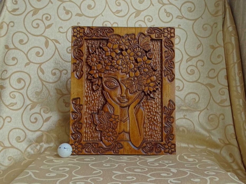 Дърворезбовано пано "Момиче и пролет"