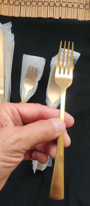 Set tacamuri 6 persoane 30 piese otel culoare  -golt mat .