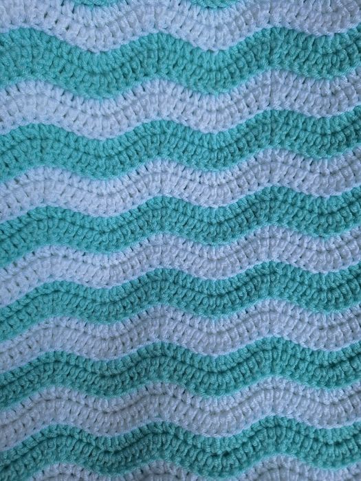 Бебешка пелена изплетена на една кука от анти-пилинг прежда