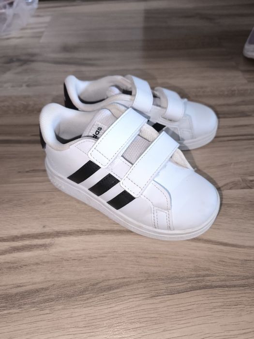 Adidași unisex mărimea 26