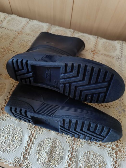 Продаю резиновые  сапоги
