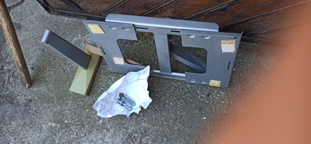 Стенна стойка за телевизор