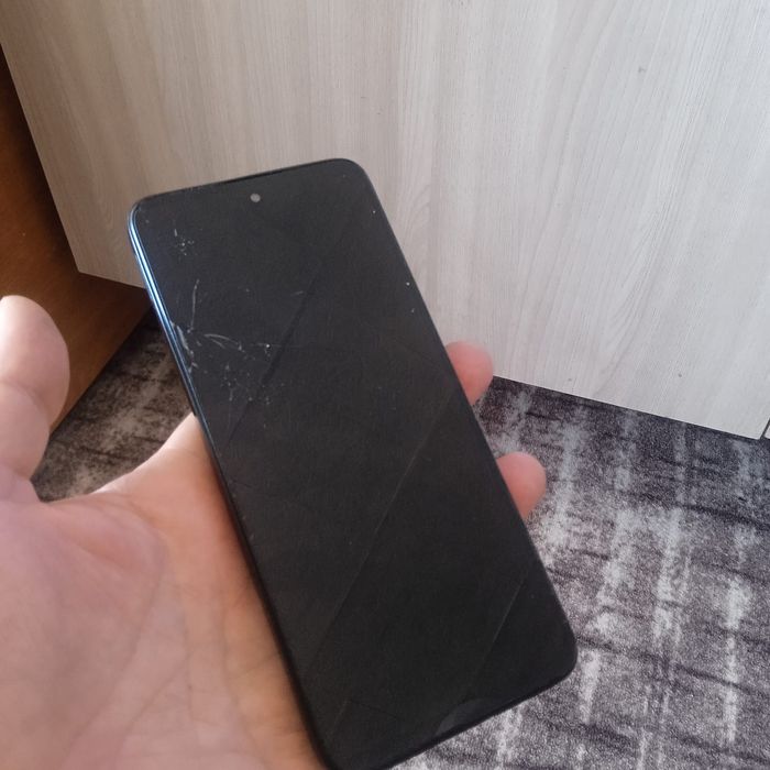 Продам редми 12 ...упал