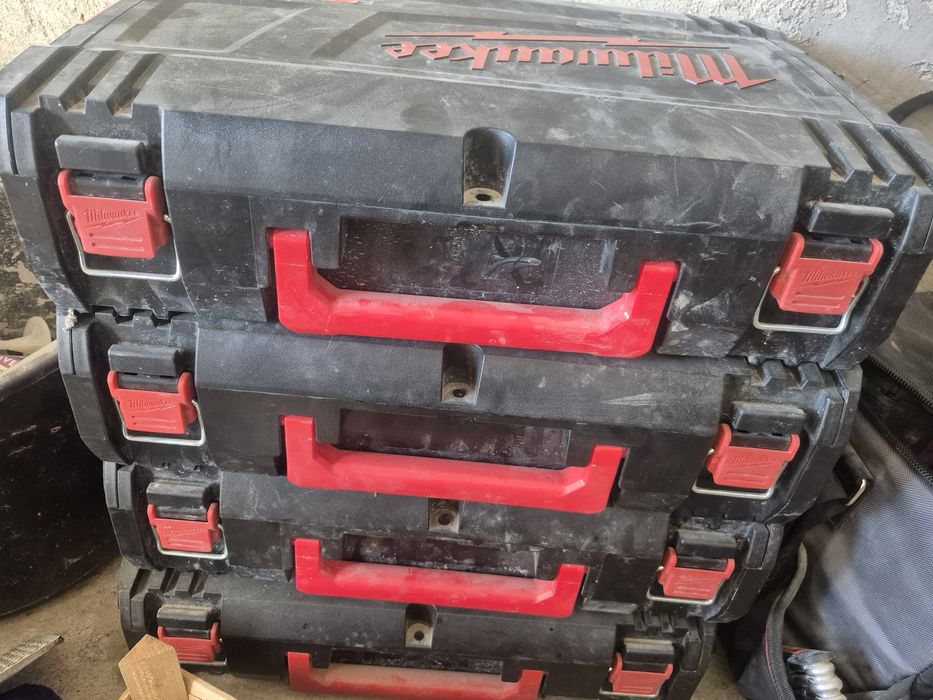 Vând 4 cutii milwaukee