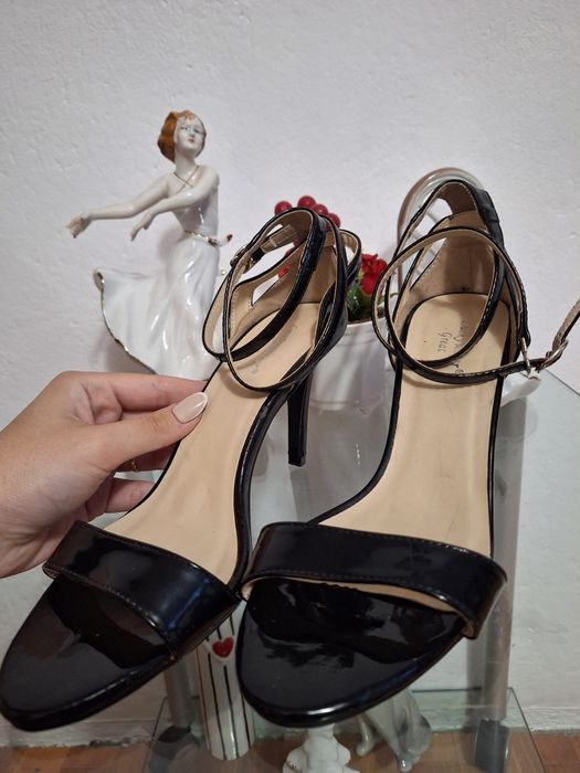 Vând sandale lac noi nr 39