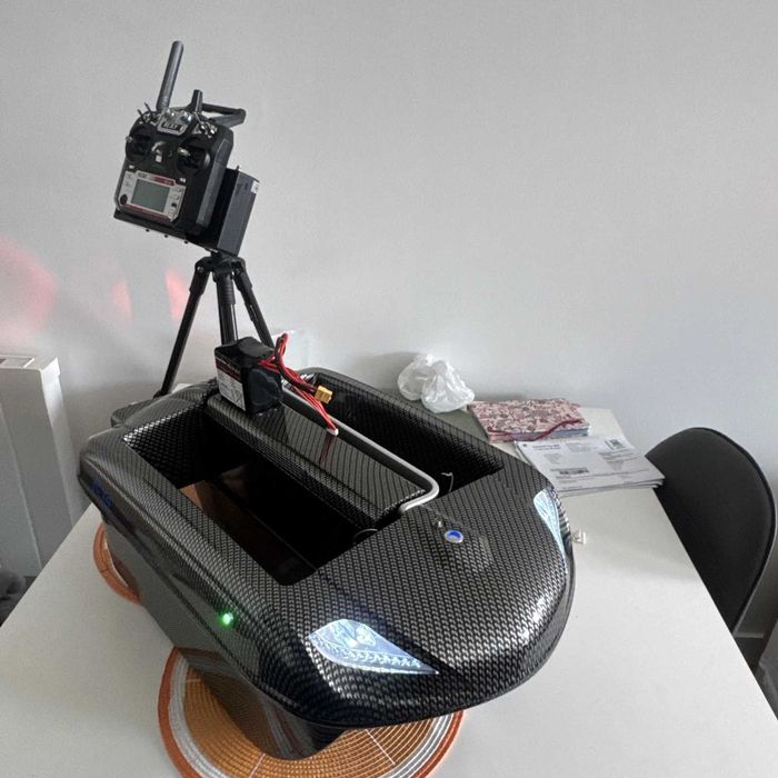 продавам лодка за захранка Carplounge RT4 + Сонар Raymarine dragonfly