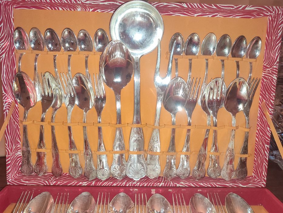 Посребрени прибори/ сервиз за хранене