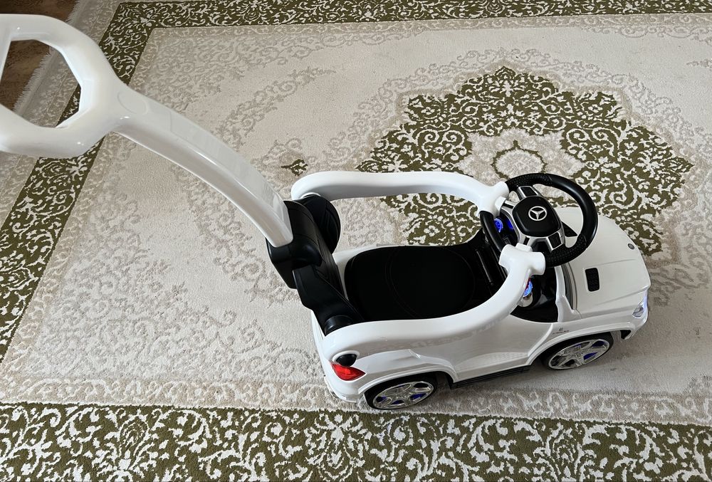 Машинка толокар с родительской ручкой