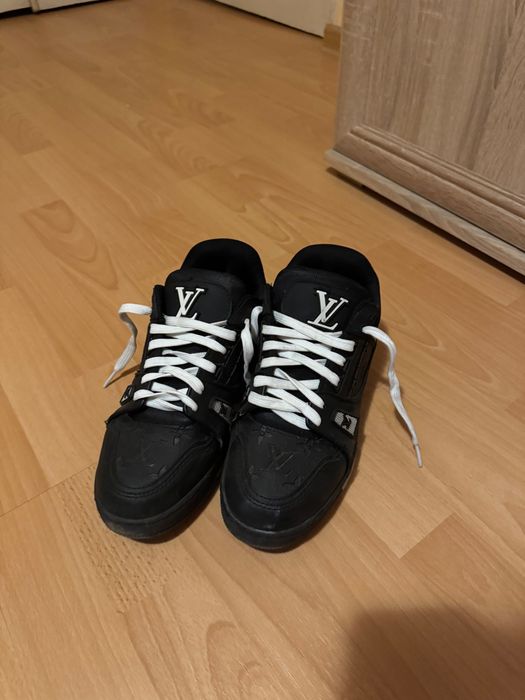 Vând adidasi louis vuitton