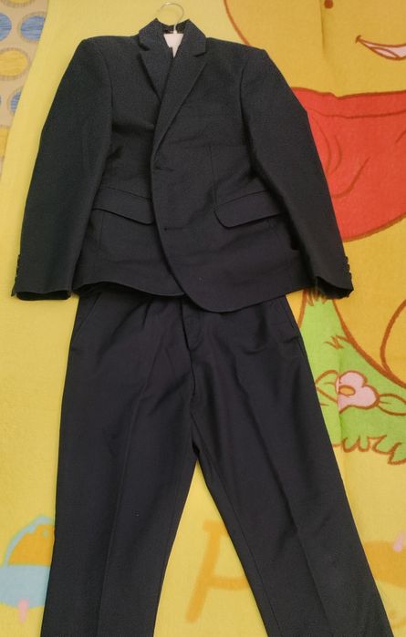 Отдам школьную форму и рубашку б/у для первоклашки