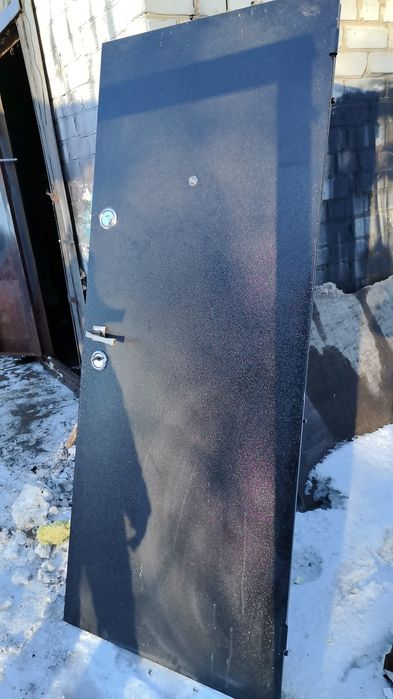 Продам входную дверь.