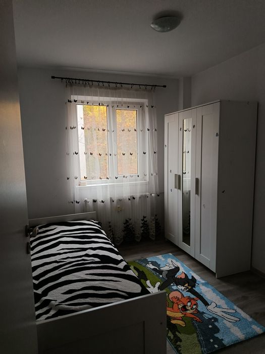 Închiriez apartament cu 3 camere