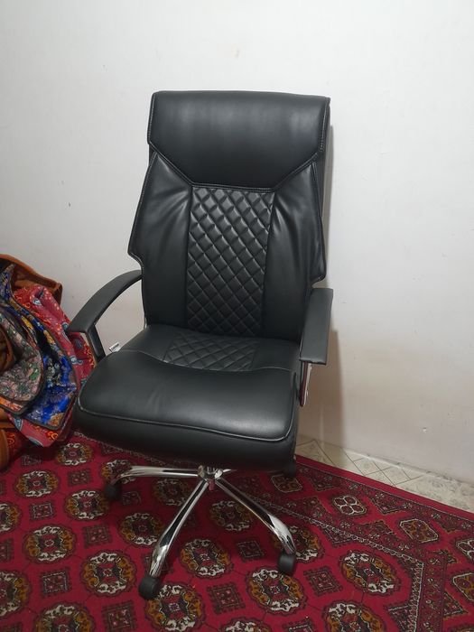 Продаются офисное кресло в рабочем состоянии.