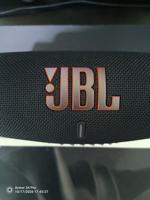 Продавам jbl charge 5