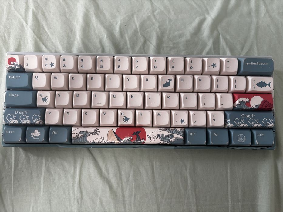 Tastatură Mecanică Wireless XVX M61 60% – Ediție Coral Sea (RGB)