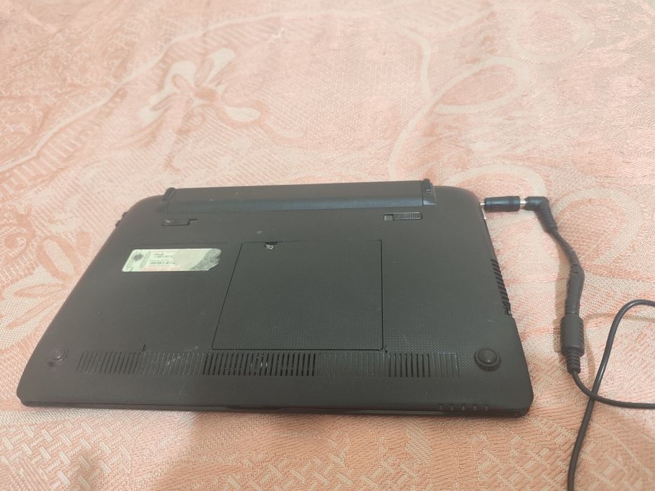 Asus Netbuk, ishlashi yaxshi, DDR3 2 gigabayt azu, 250 gigabayt xotira