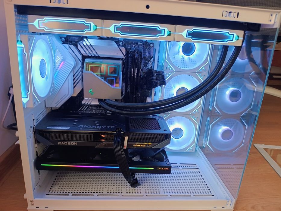 Vând PC Gaming Intel I7 10700K+RX 7700 xt 12gb ddr6