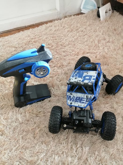 Vând mașinuță 4×4 cu telecomanda