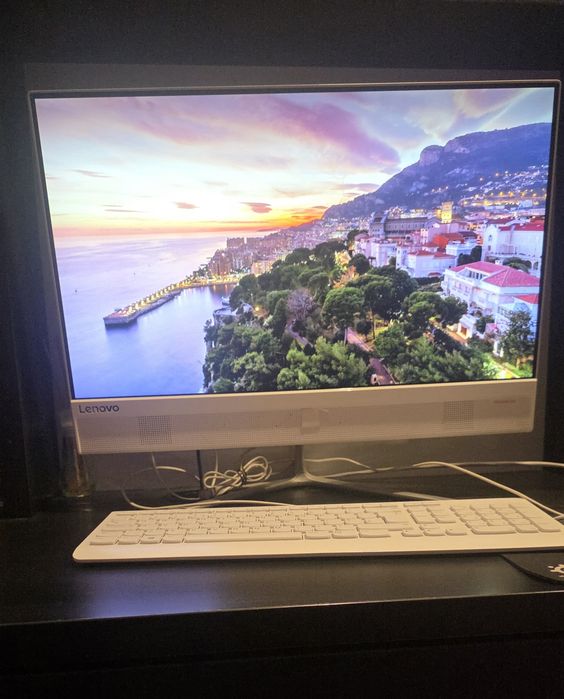 PC Lenovo all in one i3 12GB Ram
