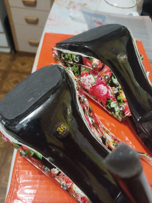 Продам босоножки