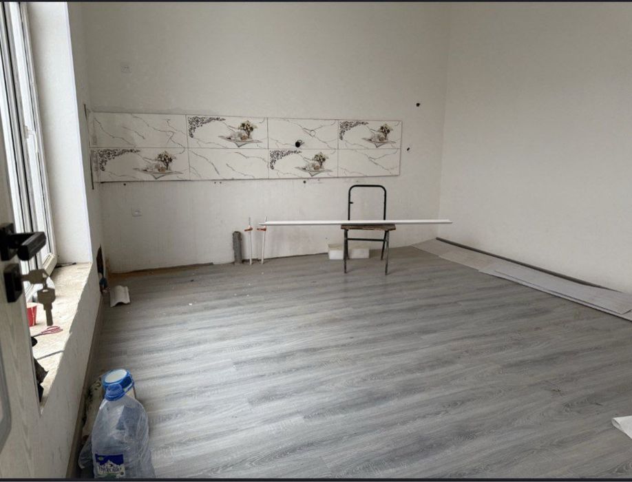 Uy sotiladi 2 etajlik 1.5 sotik pishgan gishtdan qurilgan