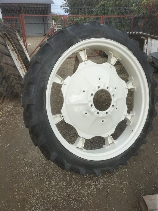 Tractor 445 cu roți tehnologice